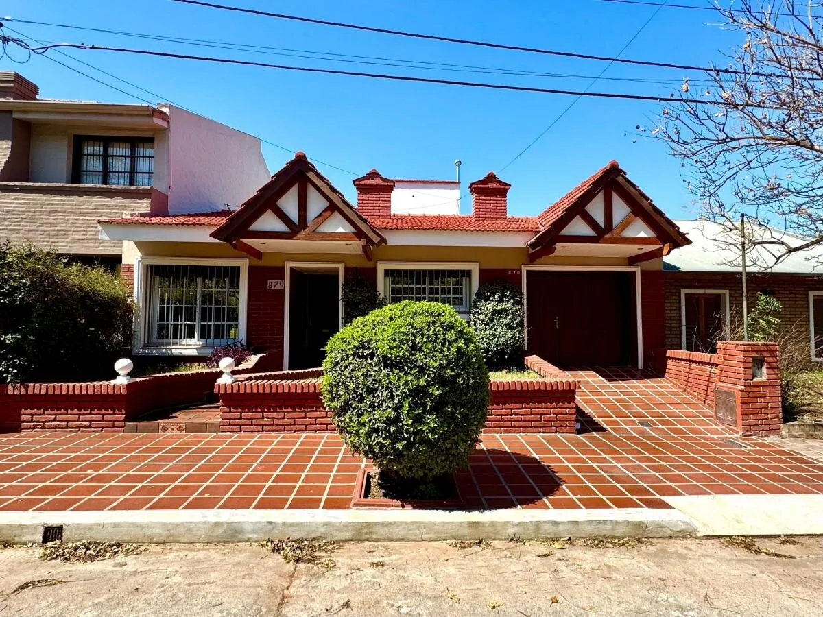Casa en venta 3 dorm B° Urca Pileta patio cochera fte plaza