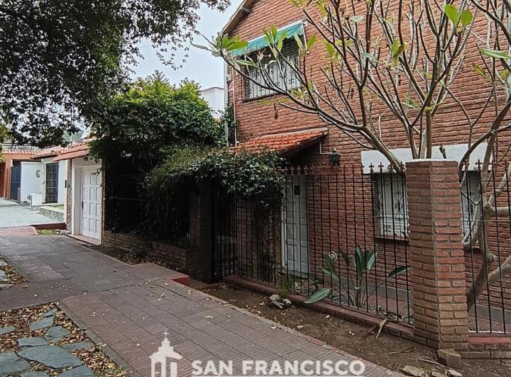 Casa · 300m² · 8 Ambientes · 1 Cochera