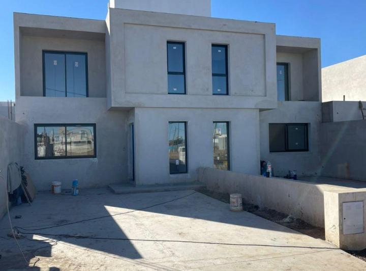 Casa · 145m² · 5 Ambientes · 2 Cocheras