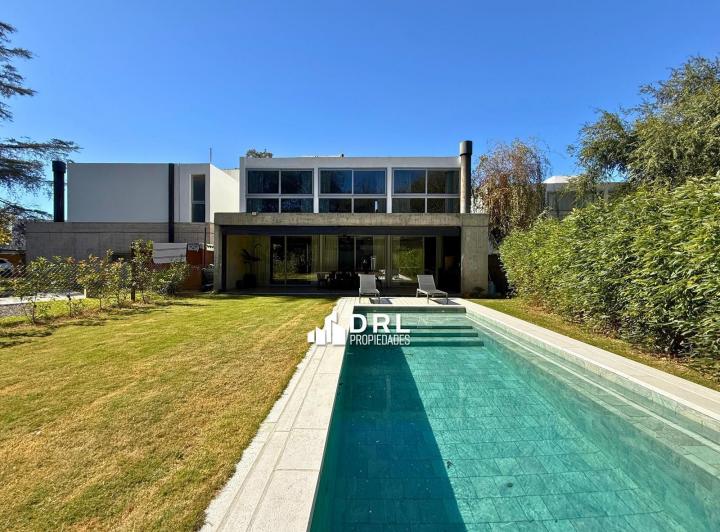 Casa · 200m² · 6 Ambientes · 2 Cocheras