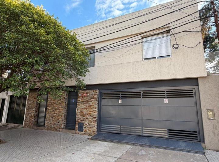 Casa · 254m² · 8 Ambientes · 2 Cocheras