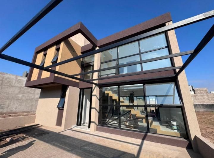 Casa · 165m² · 4 Ambientes · 2 Cocheras