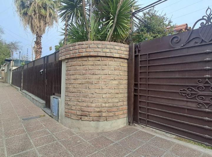 Casa · 1100m² · 6 Ambientes · 2 Cocheras