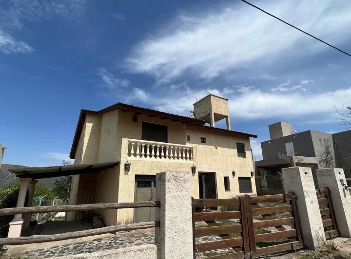 Casa · 304m² · 2 Dormitorios · 1 Cochera