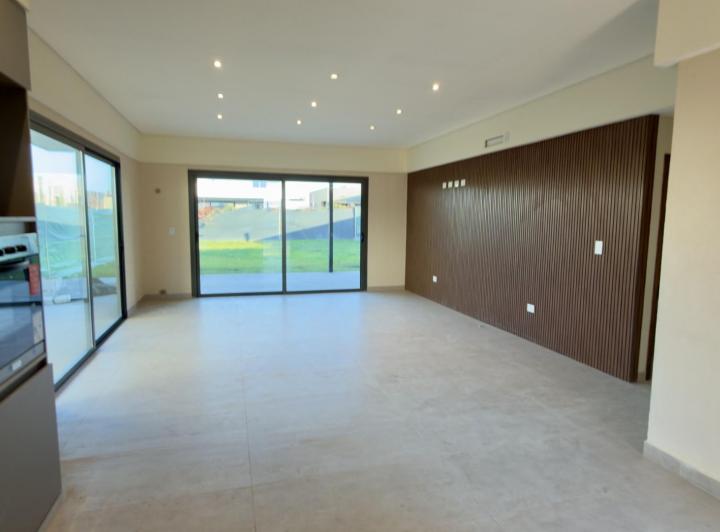 Casa · 200m² · 4 Ambientes · 2 Cocheras