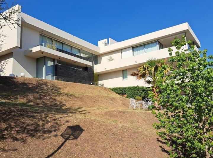 Casa · 500m² · 3 Ambientes · 2 Cocheras