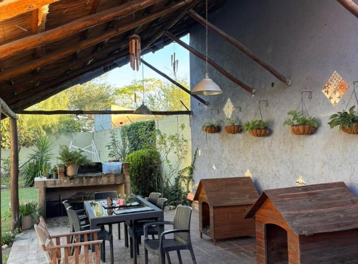 Casa · 156m² · 8 Ambientes · 2 Cocheras