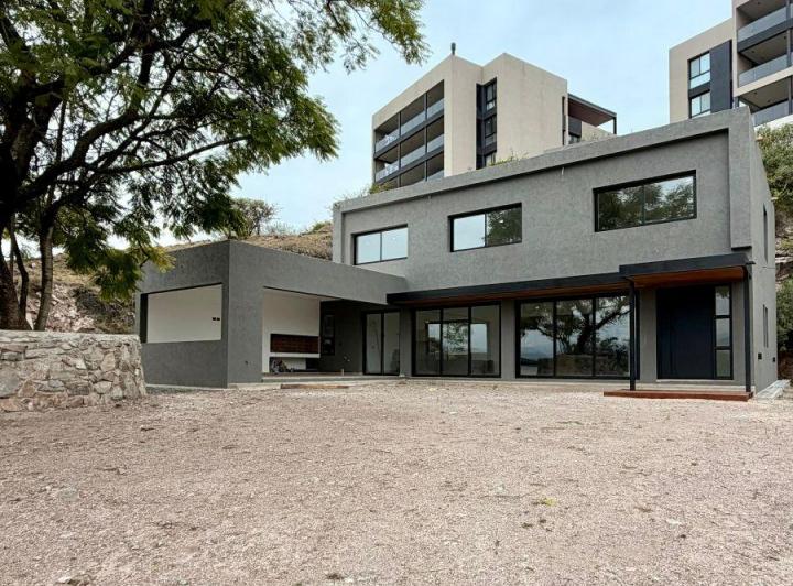 Casa · 320m² · 6 Ambientes · 2 Cocheras