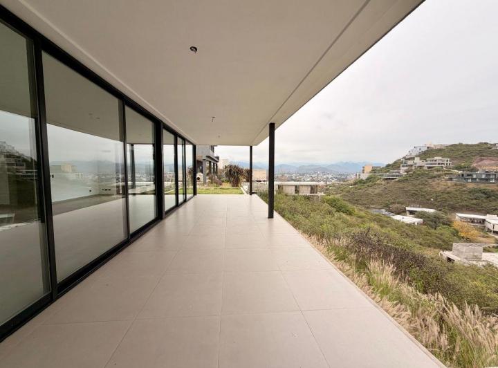 Casa · 281m² · 4 Ambientes · 2 Cocheras