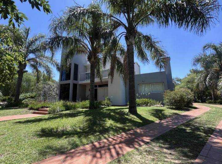 Casa · 250m² · 5 Ambientes · 3 Cocheras