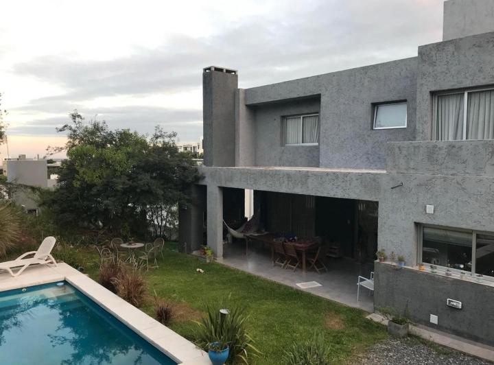 Casa · 370m² · 5 Ambientes · 2 Cocheras