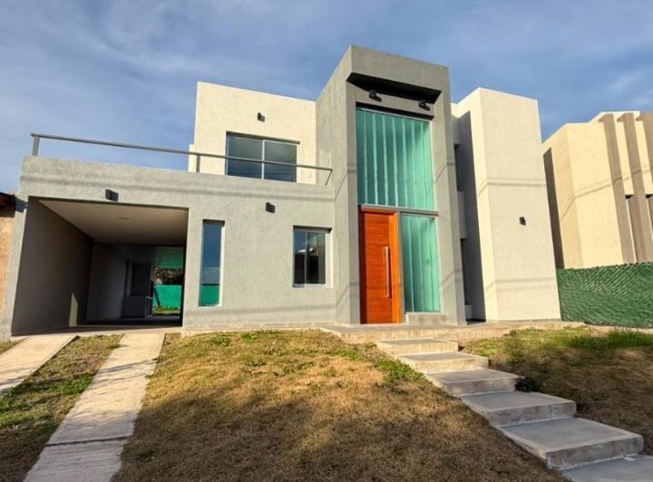 Casa · 175m² · 4 Ambientes · 2 Cocheras