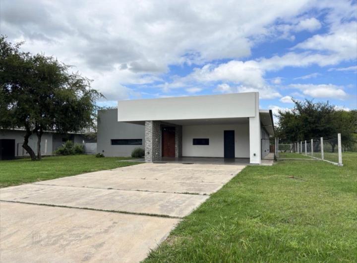 Casa · 240m² · 3 Dormitorios · 2 Cocheras