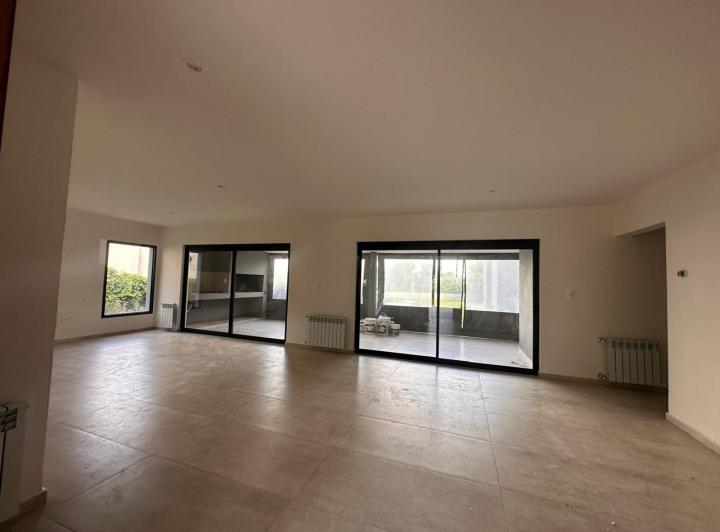 Casa · 420m² · 3 Dormitorios · 2 Cocheras