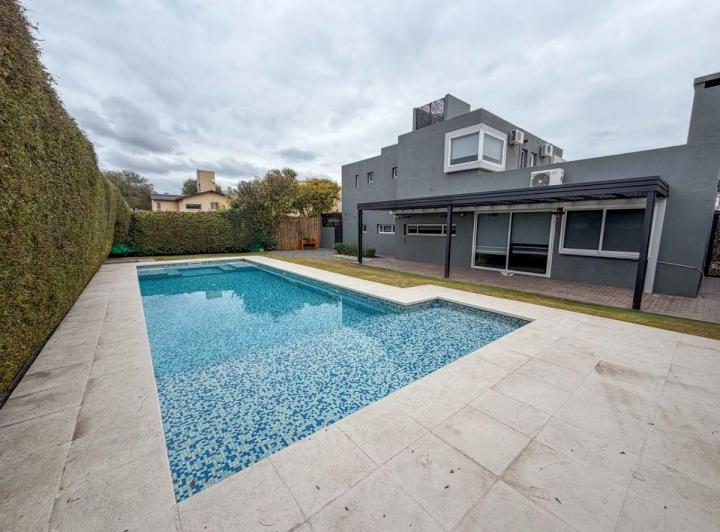 Casa · 300m² · 5 Ambientes · 2 Cocheras