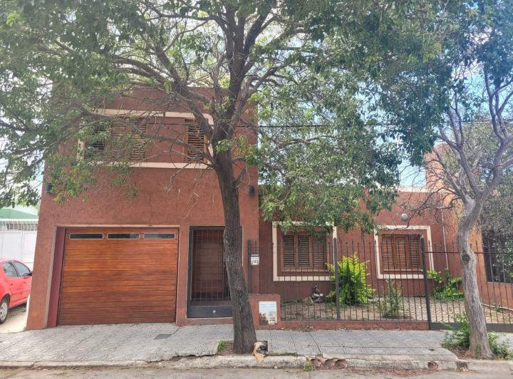 Casa · 200m² · 7 Ambientes · 2 Cocheras