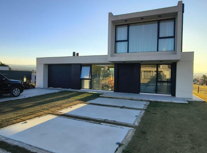 Casa · 270m² · 3 Dormitorios · 1 Cochera