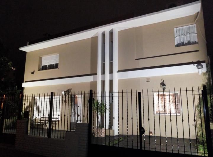 Casa · 180m² · 4 Dormitorios · 1 Cochera
