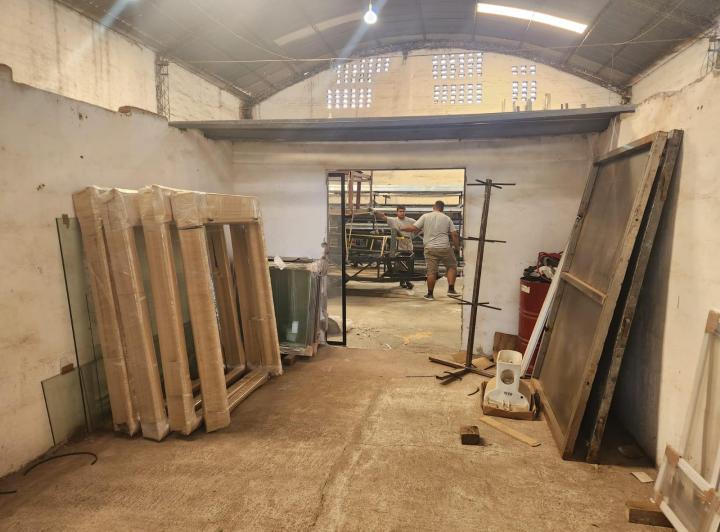 Bodega-Galpón · 250m² · 3 Ambientes · 8 Cocheras