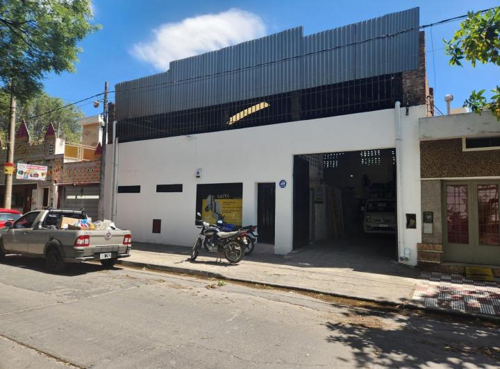 Bodega-Galpón · 250m² · 3 Ambientes · 8 Cocheras