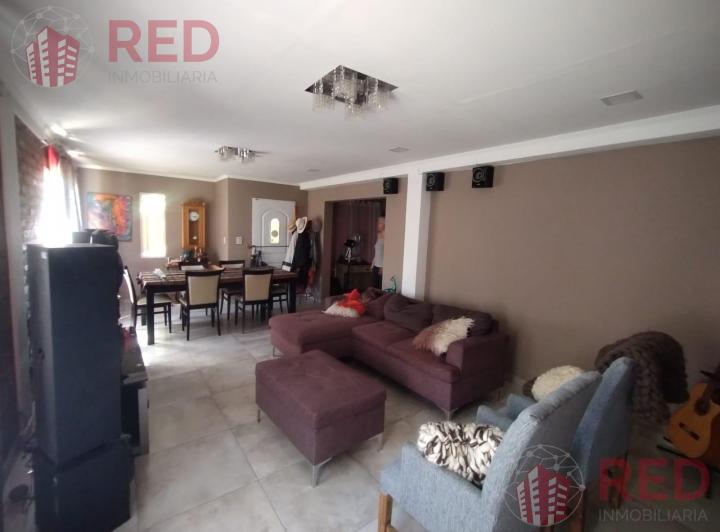 Casa · 227m² · 8 Ambientes · 1 Cochera