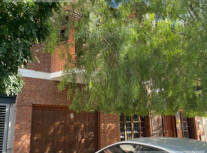 Casa · 416m² · 8 Dormitorios · 1 Cochera