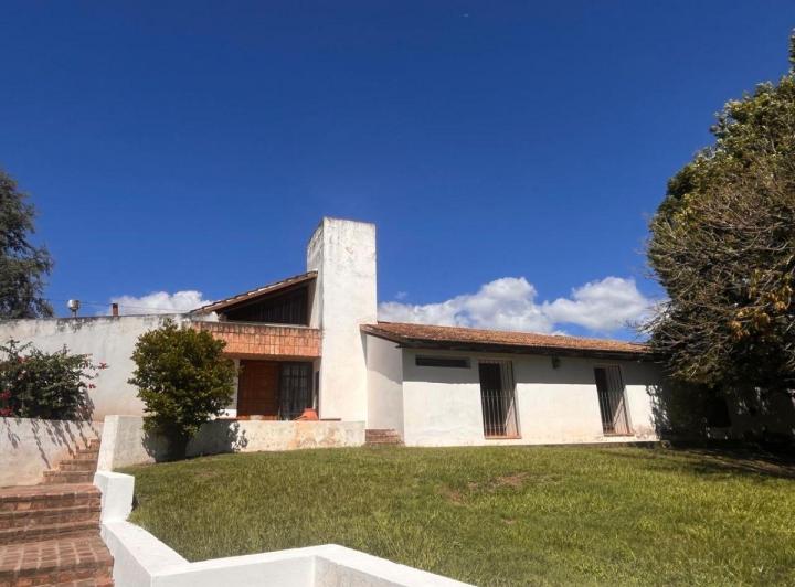 Casa · 300m² · 4 Ambientes · 2 Cocheras