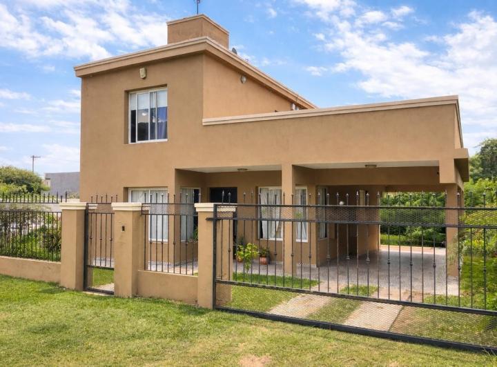 Casa · 200m² · 4 Ambientes · 3 Cocheras