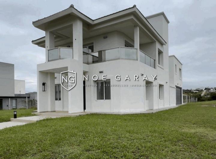 Casa · 340m² · 5 Ambientes · 2 Cocheras