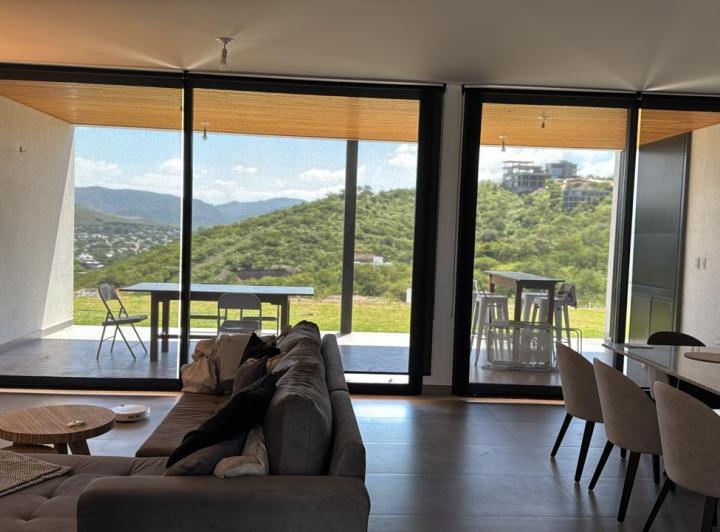 Casa · 300m² · 7 Ambientes · 1 Cochera