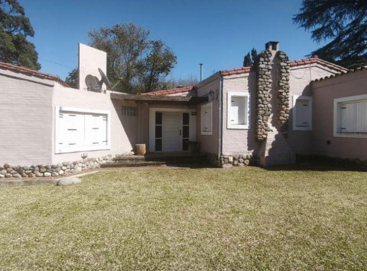 Casa · 221m² · 9 Ambientes · 1 Cochera