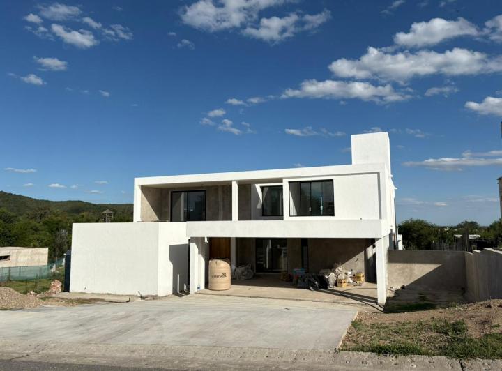 Casa · 550m² · 4 Dormitorios · 3 Cocheras