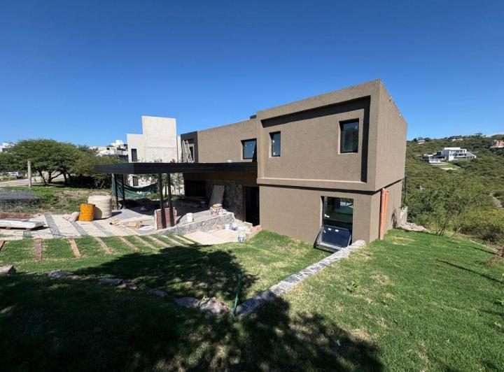 Casa · 330m² · 8 Ambientes · 2 Cocheras