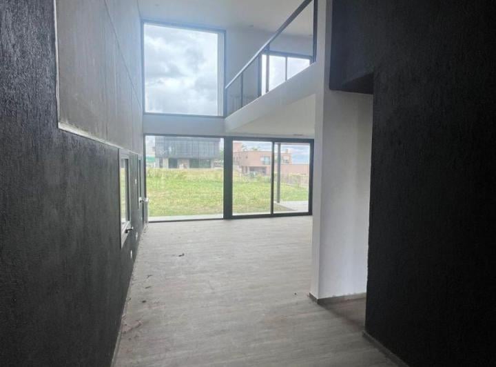 Casa · 300m² · 8 Ambientes · 2 Cocheras