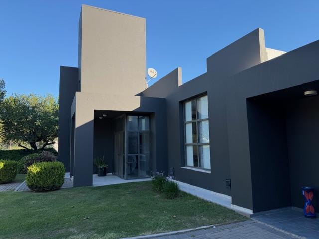 Casa · 339m² · 4 Dormitorios · 2 Cocheras