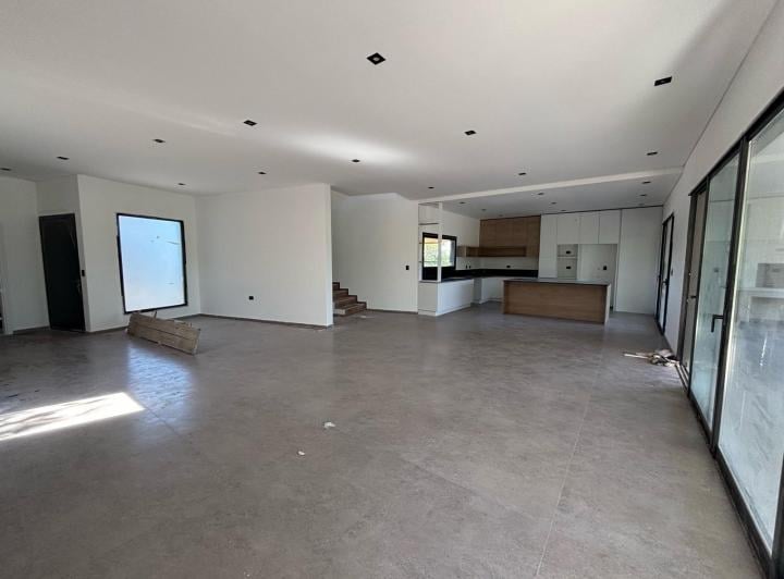 Casa · 1000m² · 5 Ambientes · 2 Cocheras