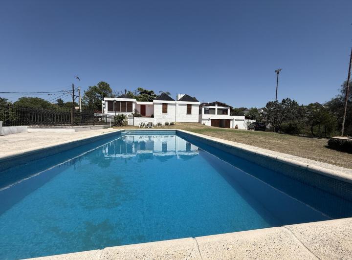 Casa · 379m² · 8 Ambientes · 2 Cocheras