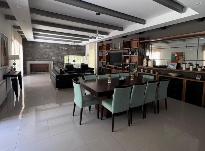 Casa · 400m² · 10 Ambientes · 4 Cocheras