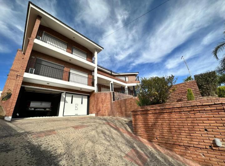 Casa · 500m² · 7 Ambientes · 3 Cocheras