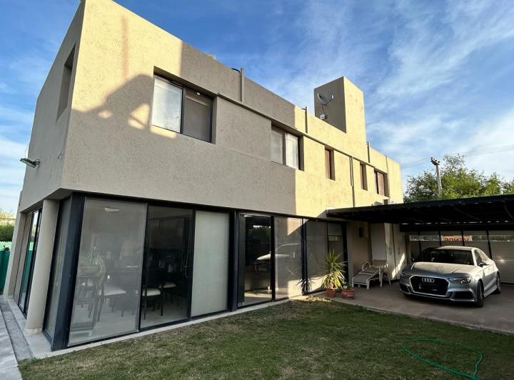 Casa · 200m² · 4 Ambientes · 2 Cocheras