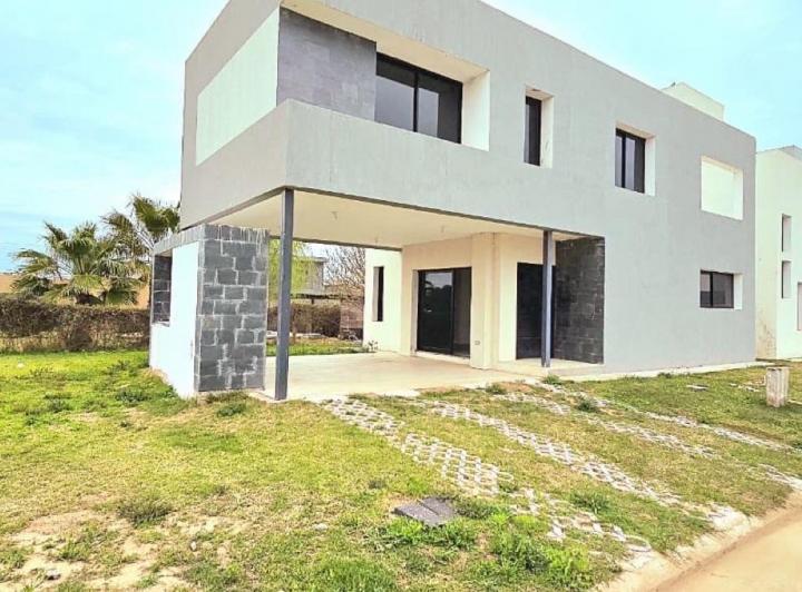 Casa · 250m² · 2 Dormitorios · 2 Cocheras