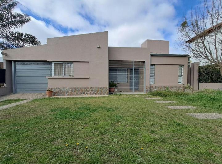 Casa · 180m² · 6 Ambientes · 2 Cocheras