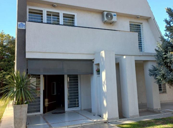 Casa · 330m² · 10 Ambientes · 3 Cocheras