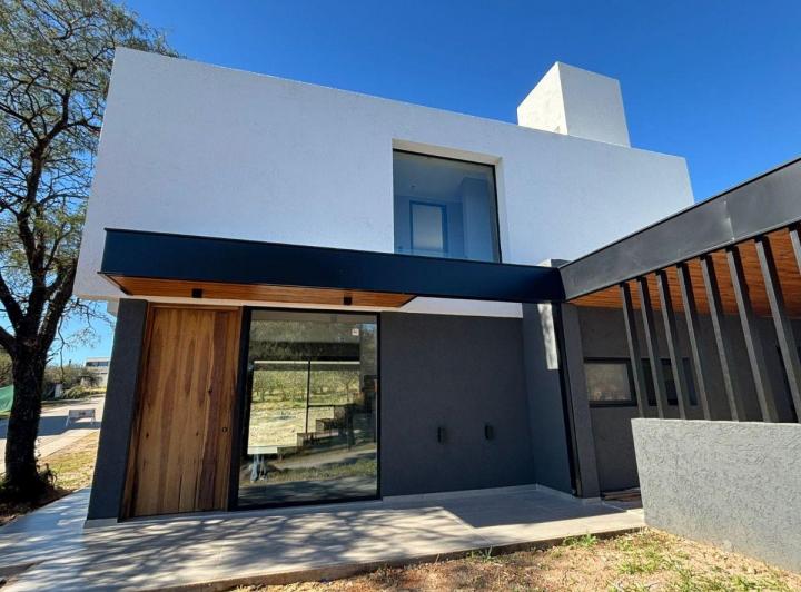 Casa · 200m² · 1 Ambiente · 2 Cocheras
