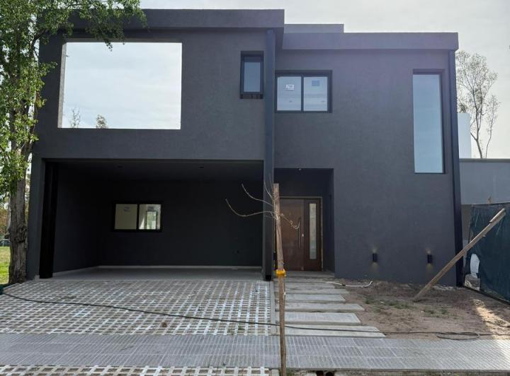 Casa · 163m² · 8 Ambientes · 1 Cochera