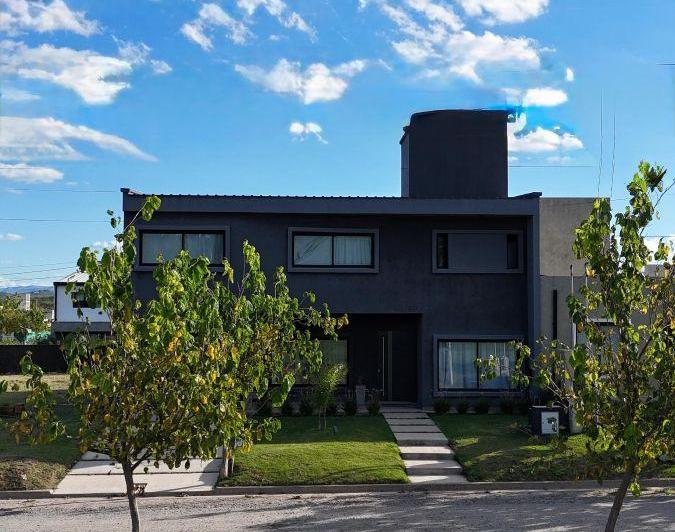 Casa · 260m² · 7 Ambientes · 2 Cocheras