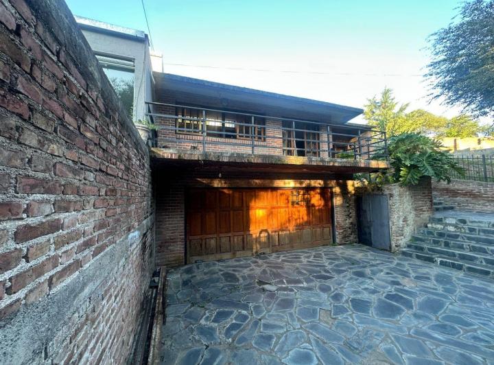 Casa · 400m² · 12 Ambientes · 2 Cocheras