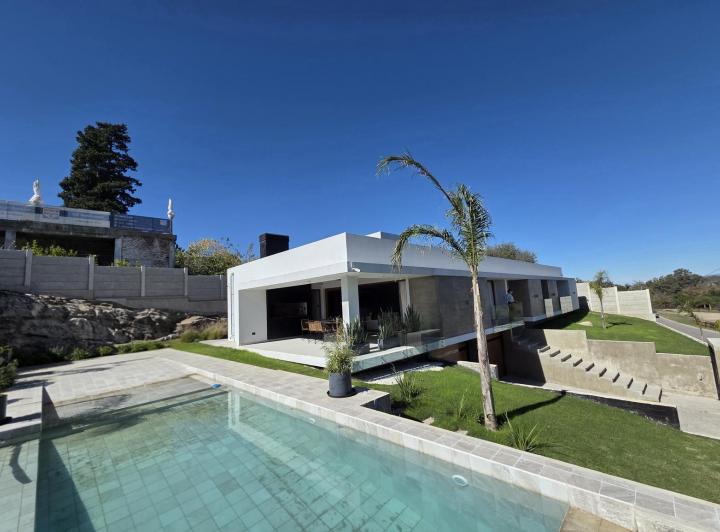 Casa · 866m² · 10 Ambientes · 2 Cocheras