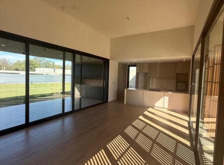 Casa · 203m² · 4 Ambientes · 2 Cocheras