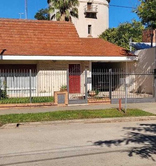 Casa · 272m² · 8 Ambientes · 1 Cochera